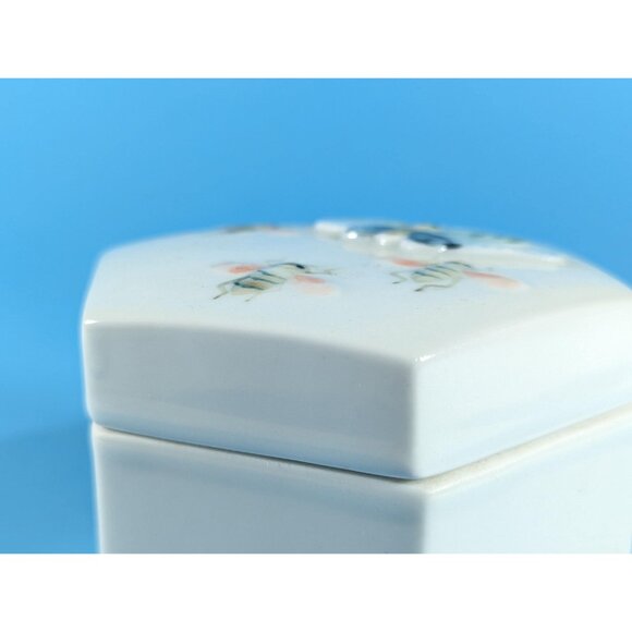 Vintage Chinese Hexagonal porcelain box with insect decorations, ceramic - Picture 5 of 9